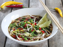 Vous n’avez pas encore testé le Pho ? Cette soupe vietnamienne épicée est LA recette idéale pour affronter les jours de froid !