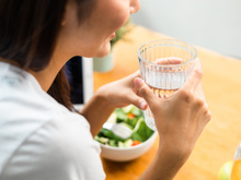 Boire de l’eau en mangeant perturbe-t-il vraiment la digestion ?
