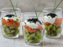 Verrines kiwis et saumon fumé, fromage frais à la ciboulette
