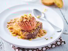 Pomme Hasselback en crumble, sur son carré Moelleux