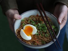 Moins de 10 minutes pour cuisiner ? testez cette recette de nouilles à la sauce soja prête en un rien de temps