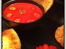 Soupe de gariguette au vinaigre balsamique blanc & sa tuile aux amandes de Provence