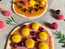 Pizzete à la mangue et au miel de baies roses