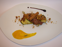 Tresse d'agneau et courgette aux saveurs orientales, jus de carotte à l'orange, crumble au pain d'épices