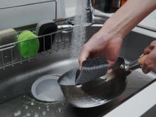 Cette éponge que vous utilisez tous les jours libère des microplastiques à chaque vaisselle, selon une étude