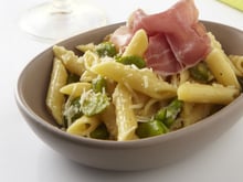 Pastasotto au parmesan, fèves et jambon de Parme