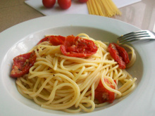 Spaghetti et tomates-cerises au four à la mode de Brindisi