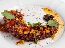 Oubliez les saucisses, Norbert Tarayre vous propose une autre alternative gourmande à faire griller au barbecue cet été