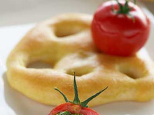 Fougasse et tomate de Marmande farcie à l'Ossau Iraty et pistou de kiwi de l'Adour.