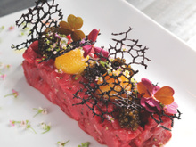 Pièce de bœuf taillée au couteau, condiments, caviar Schrenki, jaune cristalline et tuile au Sarrasin