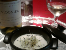 Huîtres et saint-jacques pochées , bouillon d' algues et de gingembre en cocotte