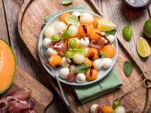 5 recettes froides à faire avec de la mozzarella qui changent de la classique tomate-mozza