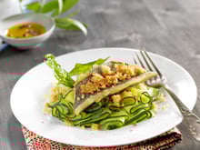 Filet de dorade en crumble de noisettes/parmesan et courgettes en tagliatelles