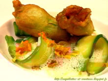 Tempura de fleurs de courgettes farcies au risotto, blanc de seiches, mini-courgettes et écume de parmesan
