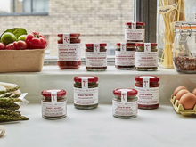 Sauces, harissas, épices : le chef au succès mondial Ottolenghi lance enfin sa gamme de produits en France