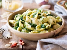 “Je vous propose ma recette phare !” : Julie Andrieu partage une délicieuse recette de pâtes