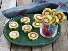 Pour la saison estivale, testez notre délicieuse recette de sucettes de concombre, parfaite pour l’apéritif !