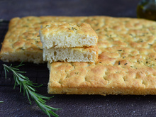 Focaccia sans pétrissage au romarin et focaccia fleurie
