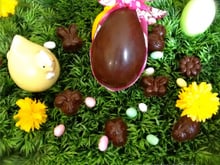 Chocolats noirs fourrés aux pistaches, ganache et coulis de framboise