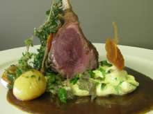 Agneau de Pauillac, pommes fondantes, croustillant d'épaule, pulpe d'herbes, sabayon à la Guinness