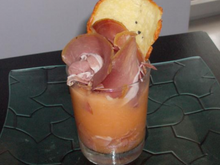 Mousse de melon, jambon cru et tuile de gruyére