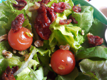 Salade verte, tomates, tomates séchées et vinaigrette au vinaigre de framboise
