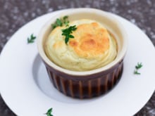 Soufflé au roquefort et au thym