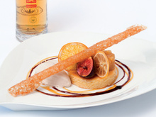 La figue, l'orange et le piment de Jamaïque 'La figue rôtie façon Suzette, pain de gênes réduction de porto, chutney de pommes glace au piment de Jamaïque'
