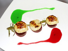Brochette de Saint-Jacques en romarin sur pilotis de betteraves, vinaigrette au deux jus de couleur