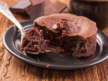 “C’est la recette 100 % plaisir” : Cyril Lignac dévoile comment faire un biscuit coulant au chocolat, praliné noisette