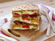 Quiche au thon, courgettes farcies, salade de pêches et burrata, croque à la mozza et aux poivrons : le menu de la semaine du 25 au 29 juillet