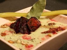 Soupe de céleri en rouge et bleu