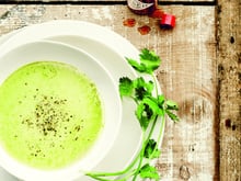 Soupe froide de cosses de petits pois à la coriandre