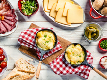 Raclette, tartiflette, croziflette : voici quelques idées de salades pour accompagner ces plats copieux !