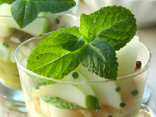 Verrines de concombre, poires et menthe aux pignons