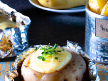 Pomme de terre au roquefort et son emballage d'alluminium