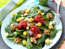 Salade de pousses d’épinard, pommes, bresaola, brebis et noix