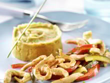 Emincés de volaille aux courgettes et poivron rouge, purée de pois-cassés