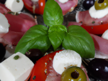 Salpicon chèvre, jambon, olive, tomate et basilic