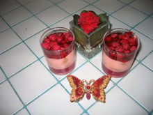 Tiramisù roses aux pralines et coulis de framboises