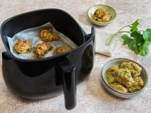 Ces beignets de courgette au Air Fryer est la recette parfaite pour vos prochains apéritifs estivaux !