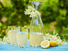 Mocktail (cocktail sans alcool) à la fleur de sureau et au citron