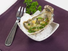 Huîtres à la gelée de Madère, ail poêlé et persil