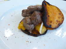 Agneau Presto tendre, lit d'ananas et mangue mi-cuit au chenay de vin sur chips de patates douces accompagné de  panais