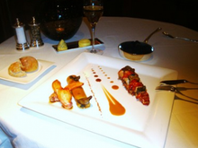 Le homard bleu rôti aux olives, cannelloni de ses pinces et jus coraillé du Chef Philippe Bohrer