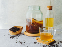 Les 3 détails à regarder pour choisir un kombucha qui prend vraiment soin de son microbiote d’après un professeur d’épidémiologie