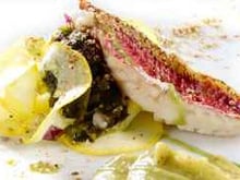 Panaché d'algues fraîches et filets de rougets grillés, émulsion de laitue de mer