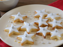 Sablés de Noël et glacage blanc comme neige