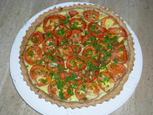 Tarte au thon et tomates sur un lit de courgettes