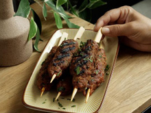 Barbecue : pour changer des saucisses, voici une recette gourmande de brochettes de viande hachée